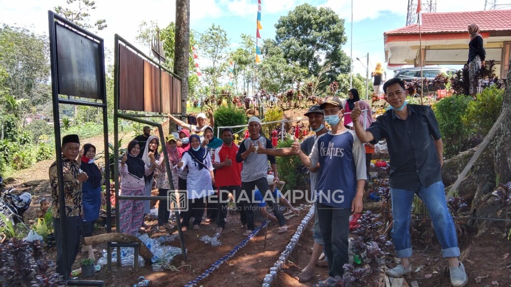 Halaman Kantor Camat Sumberjaya Disulap Jadi Taman Recycle