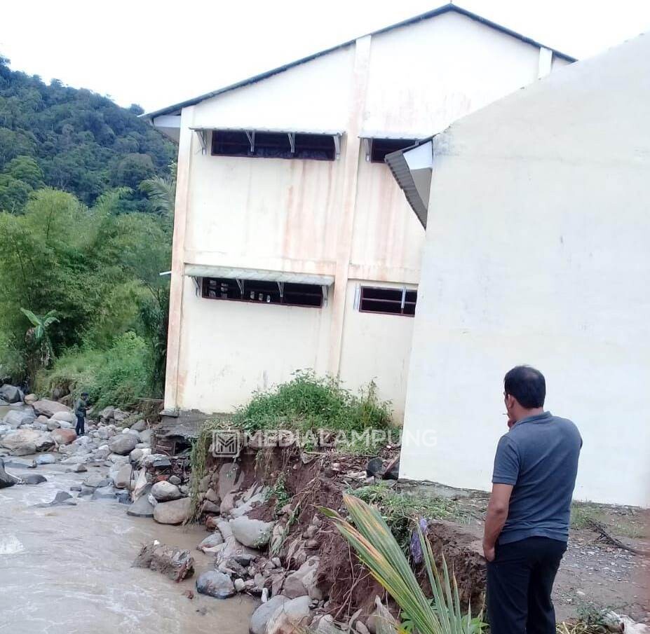 Terdampak Banjir, Bangunan GSG dan Polindes Terancam Ambruk