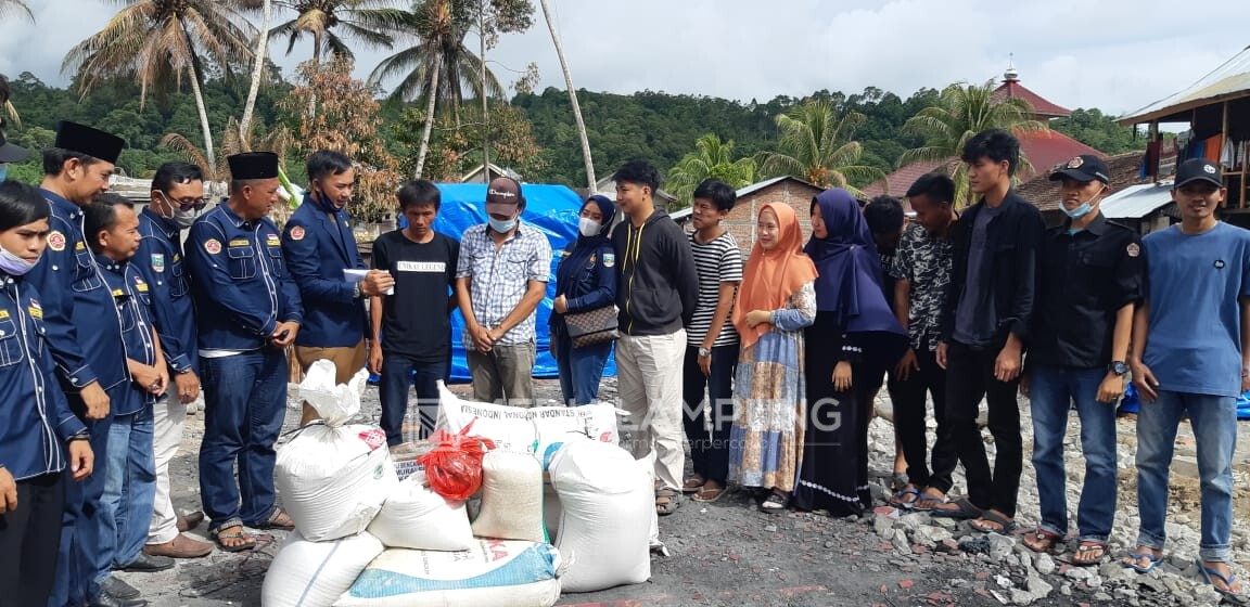 Karang Taruna Pesbar Serahkan Bantuan Korban Kebakaran