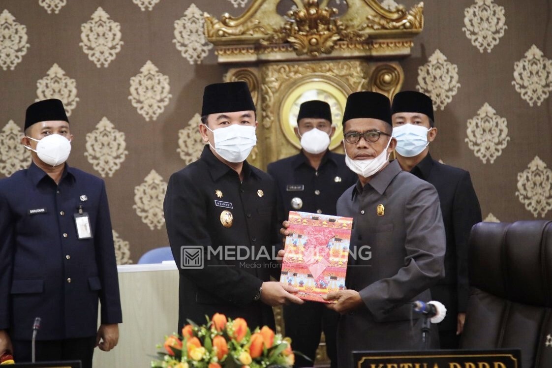 Bupati Waykanan Serahkan LKPJ Kepala Daerah Tahun 2020