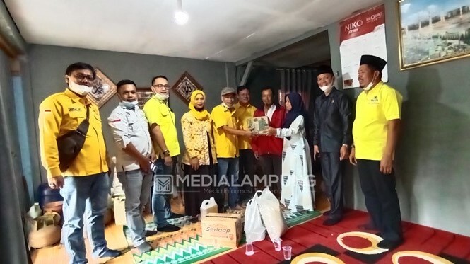 DPD II Partai Golkar Lambar Bantu Warga Terdampak Banjir 