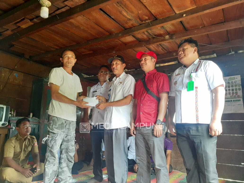 Peduli Sesama, Aparat Pekon dan Kecamatan Bantu Penderita Bibir Sumbing 