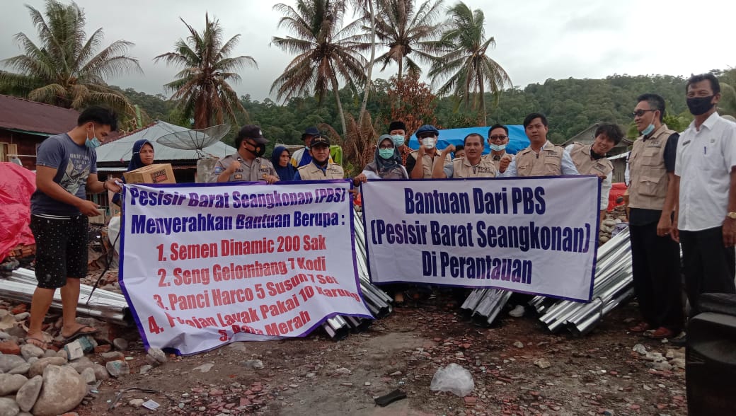 Kepedulian Masyarakat Krui di Perantauan, PBS Serahkan Bantuan Untuk Korban Kebakaran