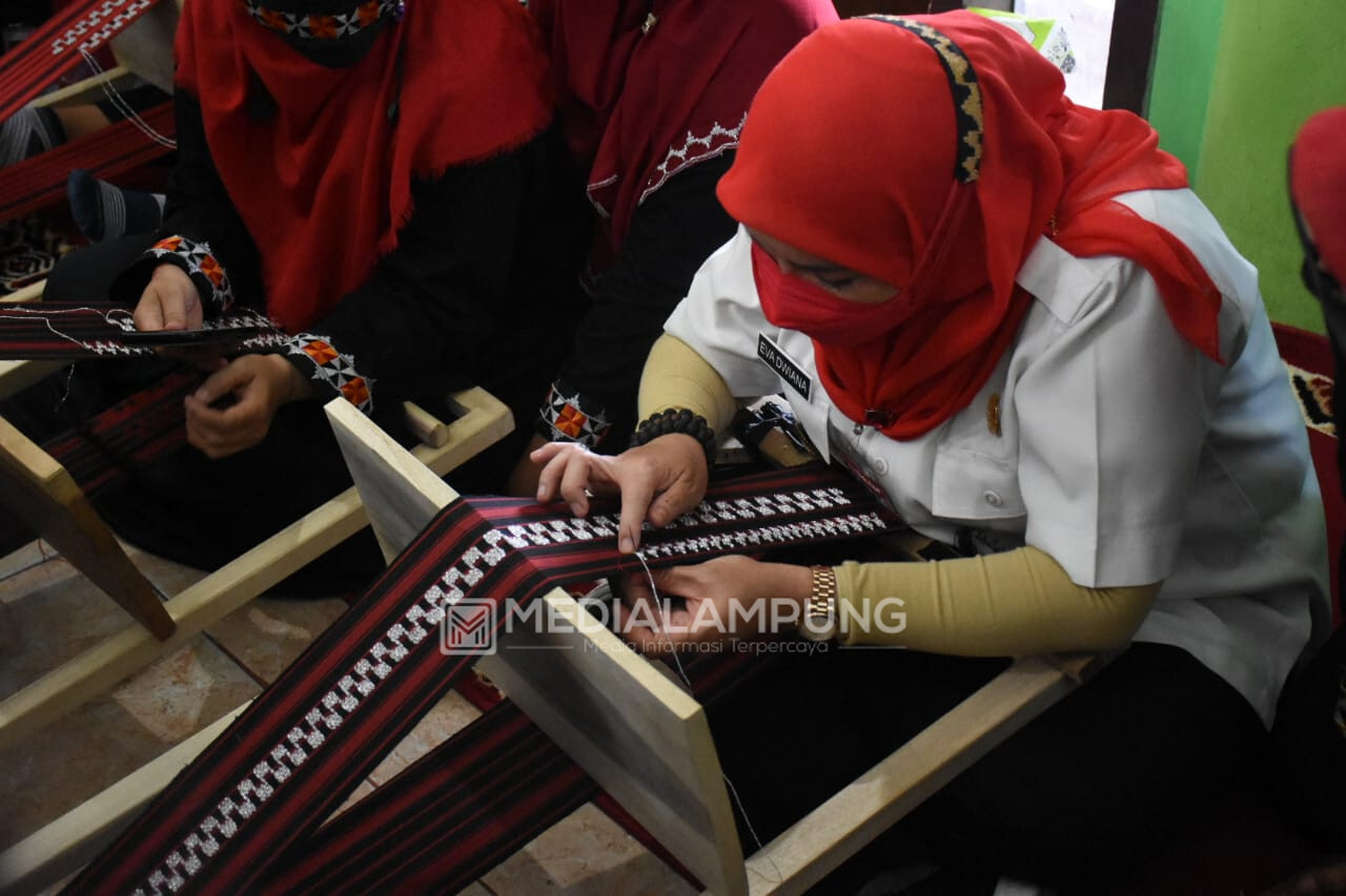 Warga Sukabumi Dapat Pelatihan Sulam Usus Langsung dari Bunda Eva