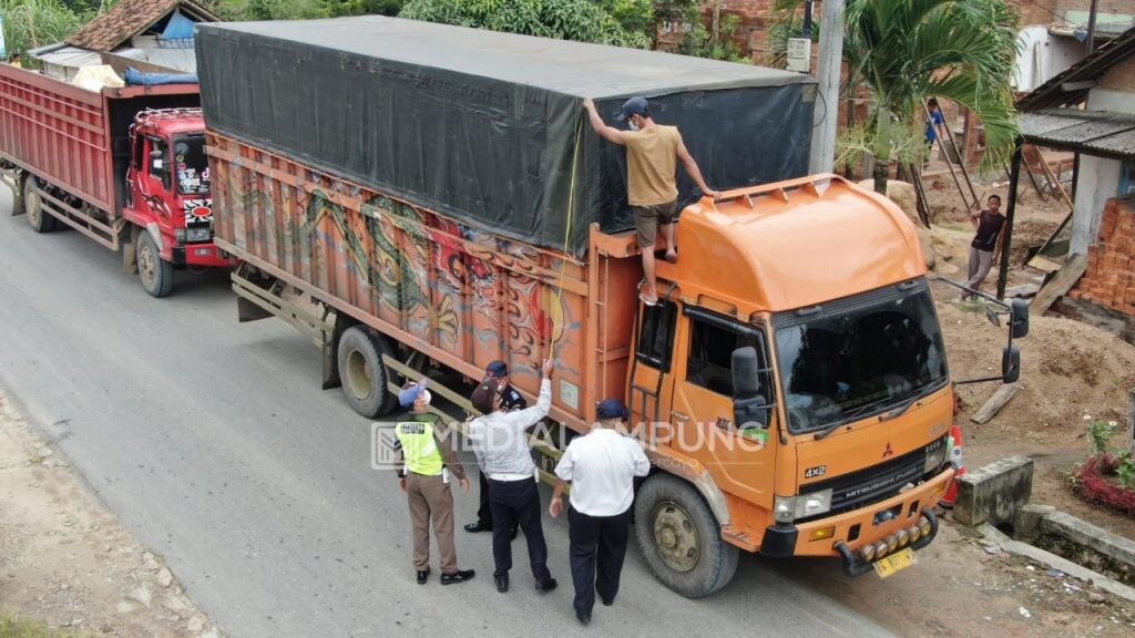 Pemkab Lamsel Lakukan Pembinaan Kendaraan Overload dan Over Dimension