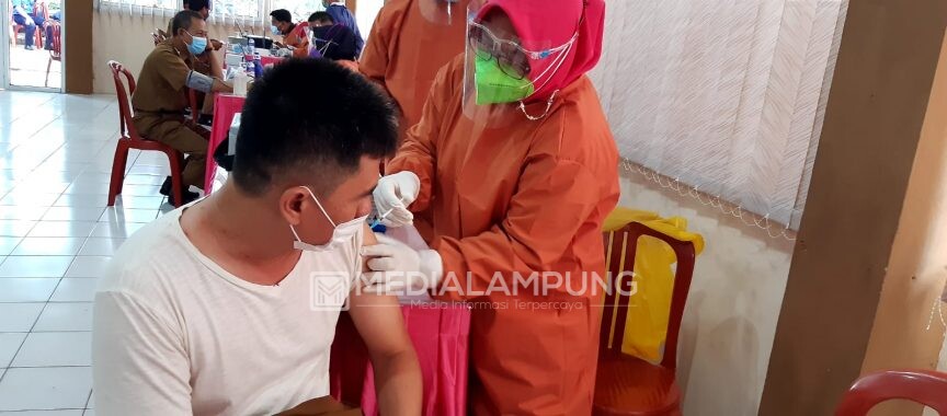 ASN Eselon III dan IV Pemkab Lampung Selatan Lakukan Vaksinasi Tahap II