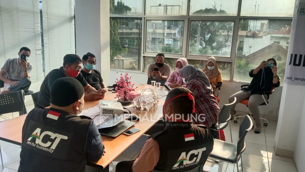 IIB Darmajaya dan RM Sambel Alu-Roti Keset Anget Bagikan Kado Ramadhan untuk Jurnalis Kemanusiaan Lampung