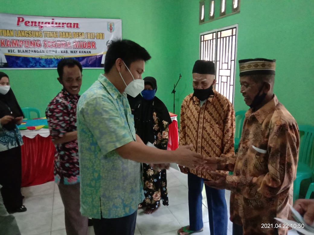 Kampung Segara Midar Bagikan BLT-DD Periode Januari