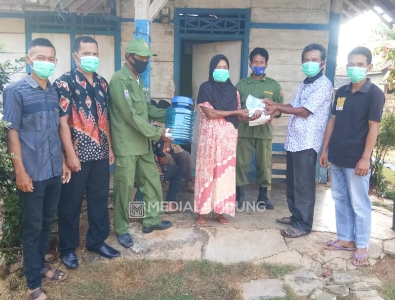 Hindari Kerumunan, Kampung Gunung Sari Bagikan BLT-DD Secara Door to Door