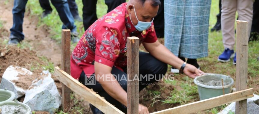 Bupati Nanang Letakkan Batu Pertama Pembangunan Kantor Desa Sabah Balau