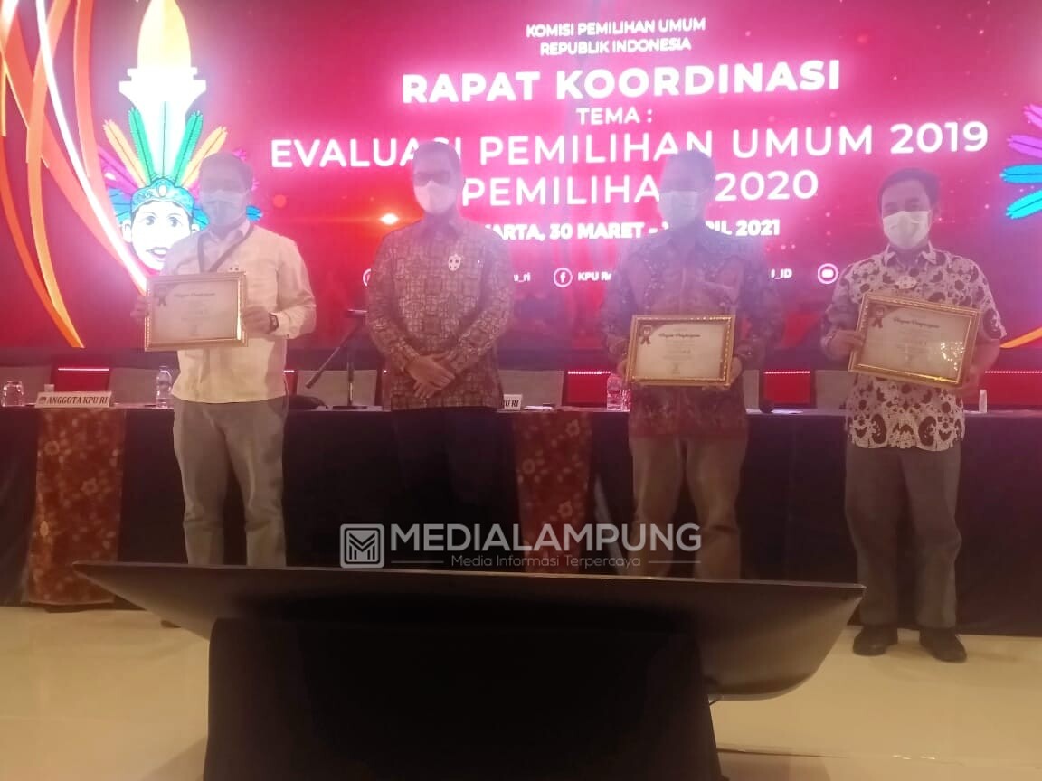 KPU Pesbar Raih Penghargaan Terbaik Ke-I Dari KPU RI 