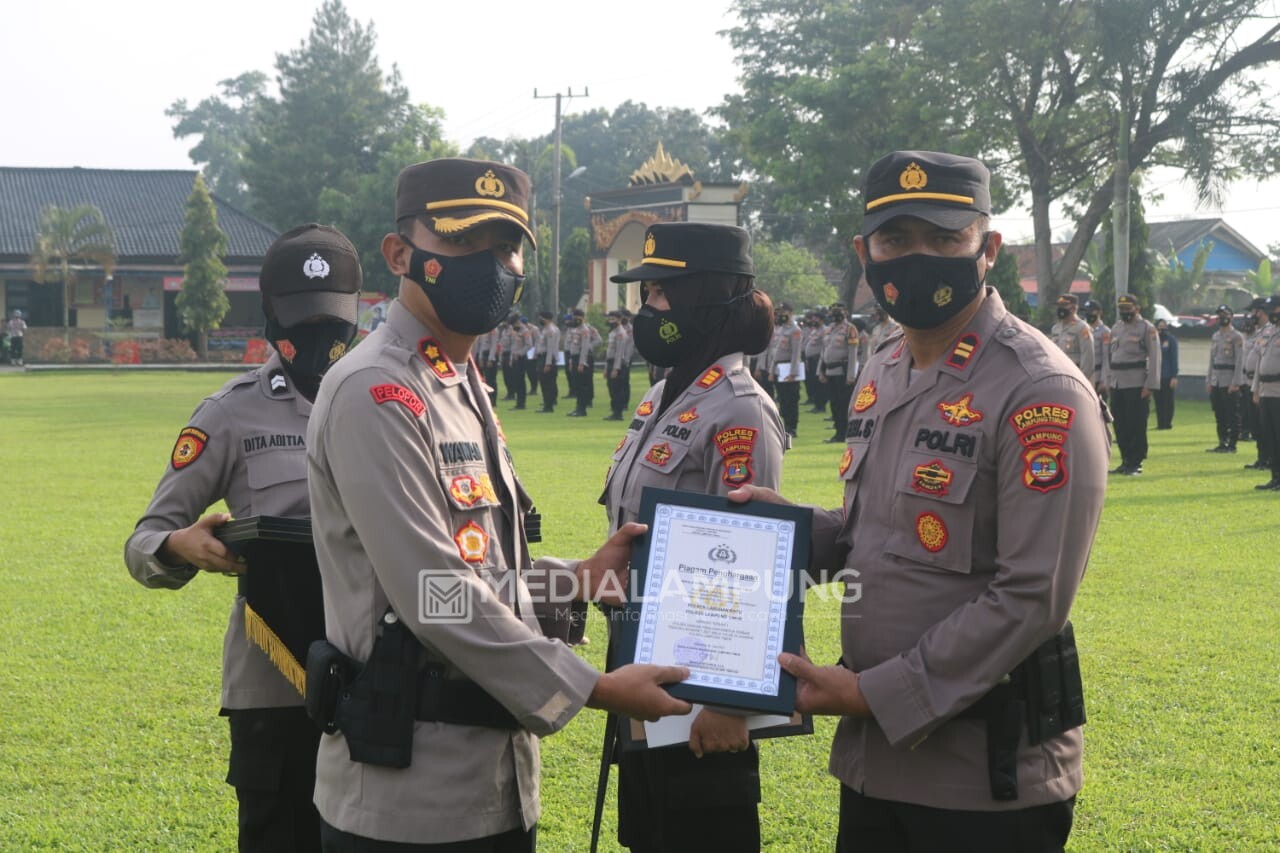 Sejumlah Personil dan Polsek Berprestasi Terima Penghargaan dari Polres Lamtim