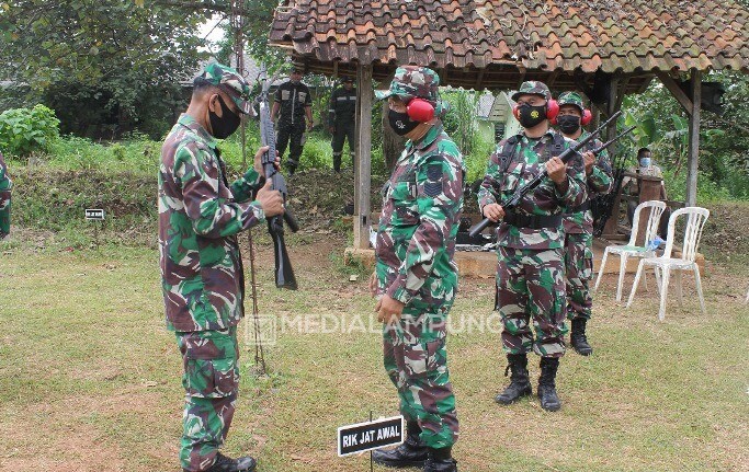 Personel Kodim 0410 Latihan Menembak Senjata Ringan