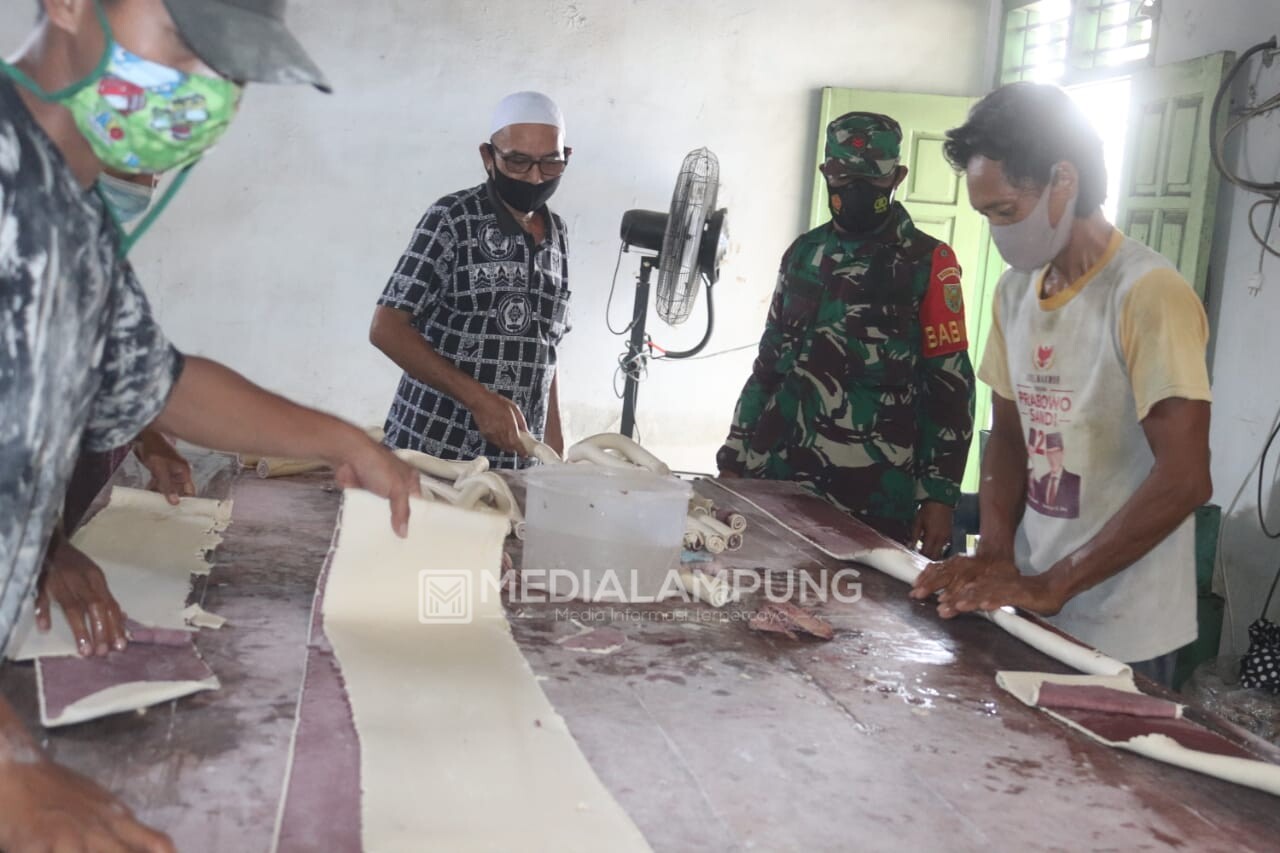 Tingkatkan Ekonomi Masyarakat Binaan, Babinsa Binter Pembuatan Makanan Ringan