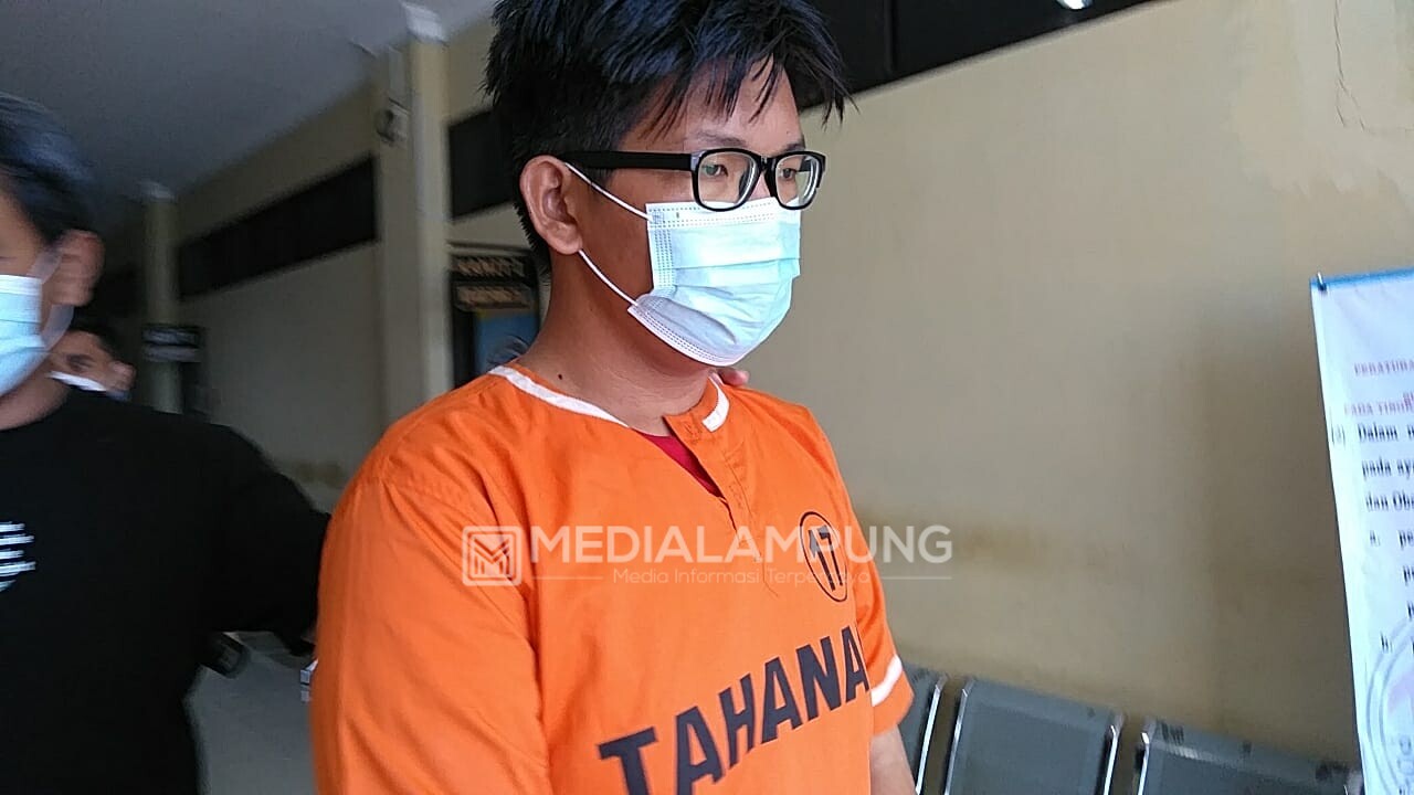 Pemuda Ini Tabung Uang Pemberian Ibunya Untuk Beli Tembakau Gorila