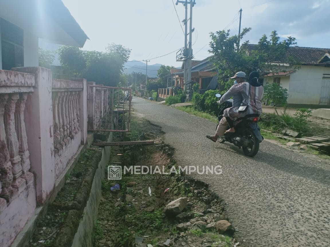 Pajarbulan Harapkan Perbaikan Jalan Lapangan Sanayudha