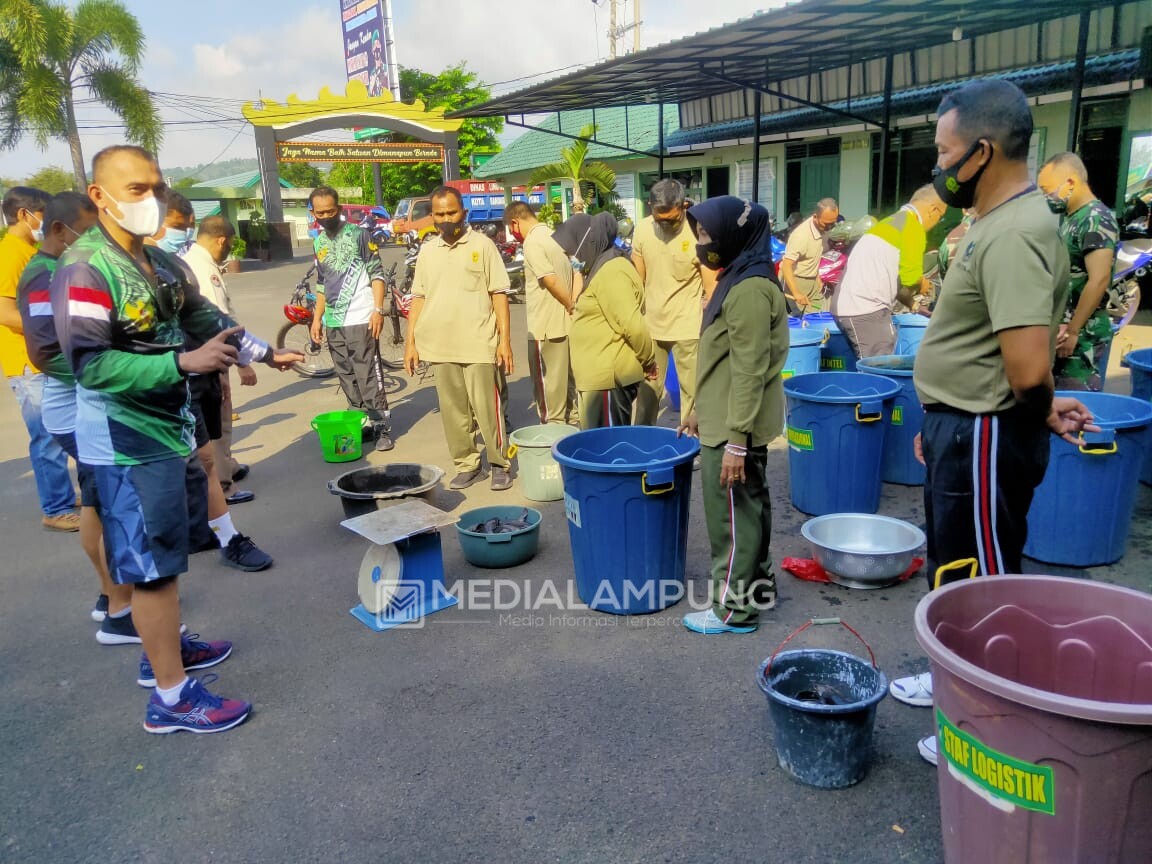 Dandim Romas Bersama Personel Kodim Panen Ikan Lele
