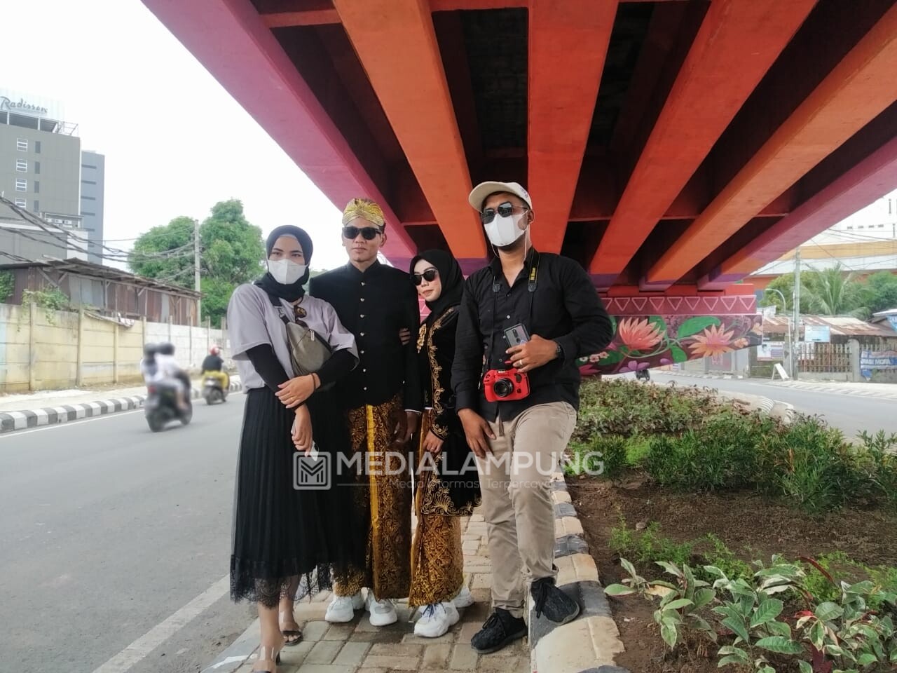 Warga Lamteng Jadikan Flyover Sultan Agung Sebagai Lokasi Prewedding