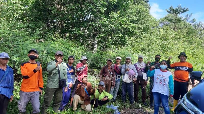 Gandeng Warga, Camat Batubrak Gotong Royong di Jalur Sukabumi-Suoh