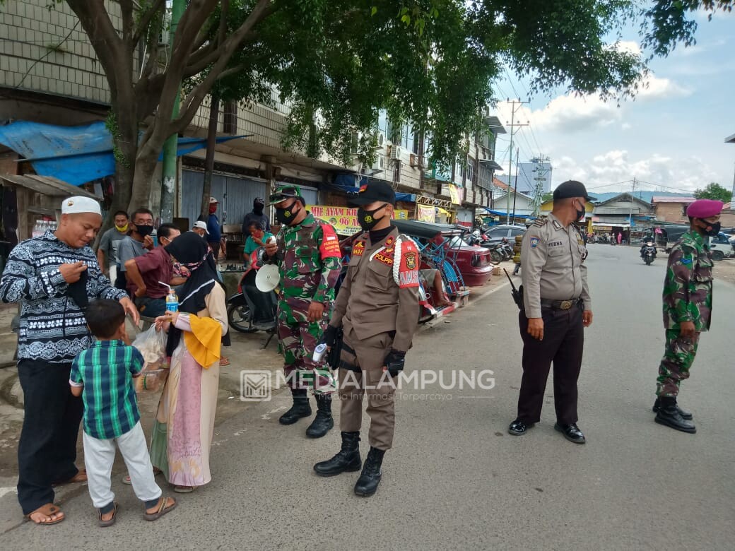 Babinsa Bersama Satgas Covid-19 Lakukan Penertiban Prokes di Pusat Perbelanjaan