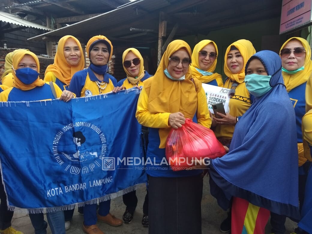Jelang Ramadhan, IWAPI Bandarlampung Bagikan Sembako