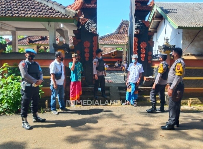 Anggota Polres Pringsewu Kawal Perayaan Galungan di Sejumlah Pure