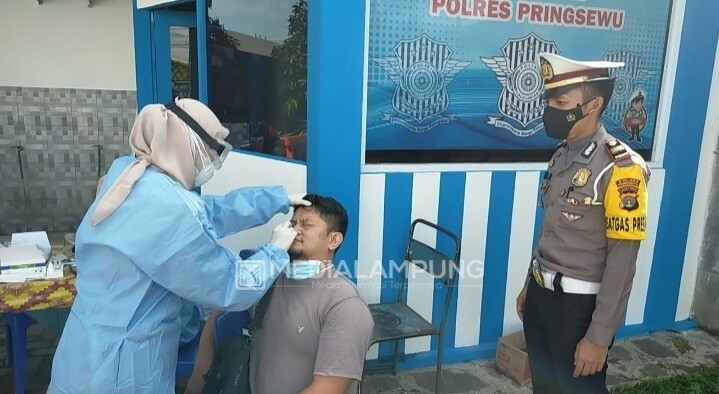 Bersama Dinkes, Satlantas Polres Pringsewu Gelar Rapid Test Antigen Gratis