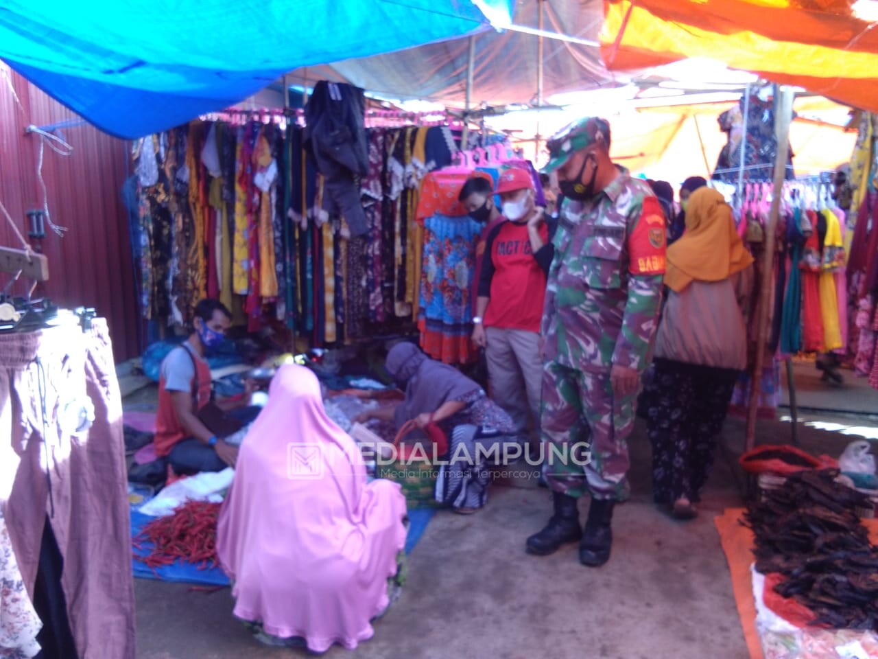 Satgas Covid-19 Lakukan Penegakan Prokes Ramadhan di Pasar Purajaya