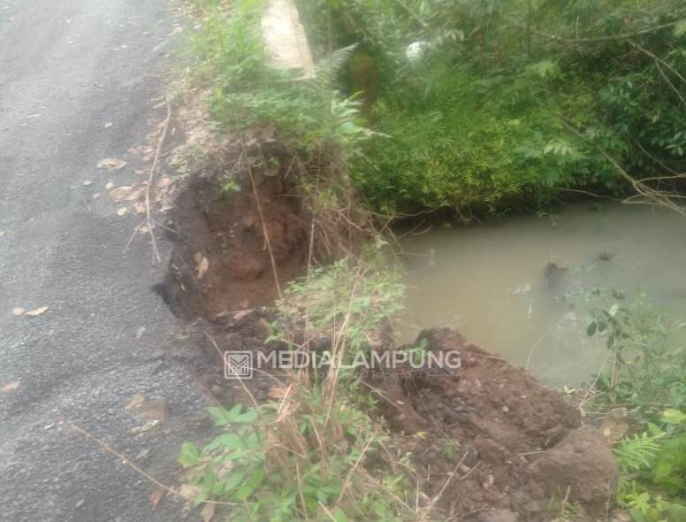 Diguyur Hujan Semalam Suntuk, Jembatan Penghubung Dua Kampung Ambrol