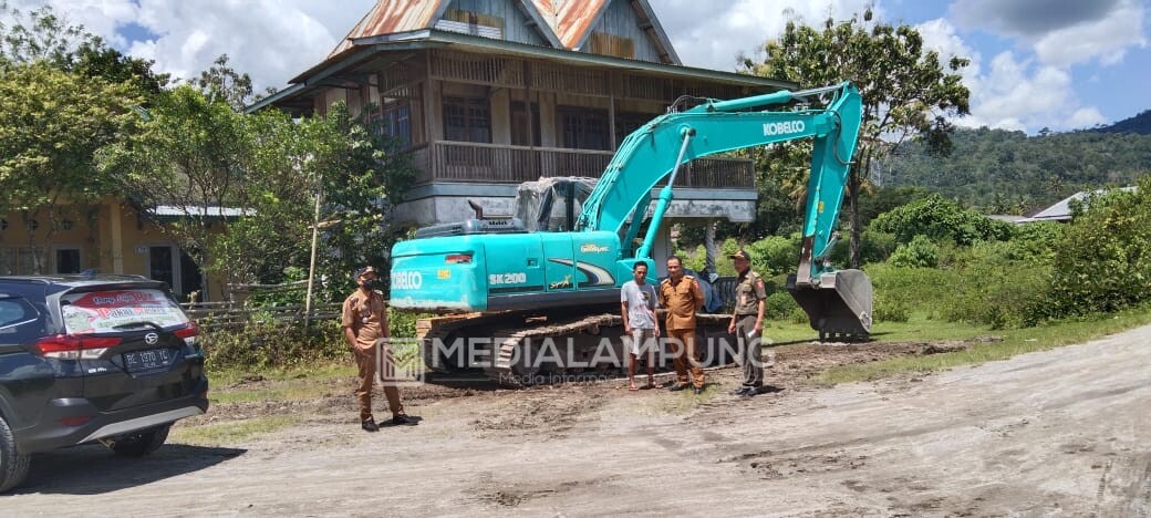 Camat dan Peratin Turun Hentikan Aktivitas Galian C Gunakan Alat Berat