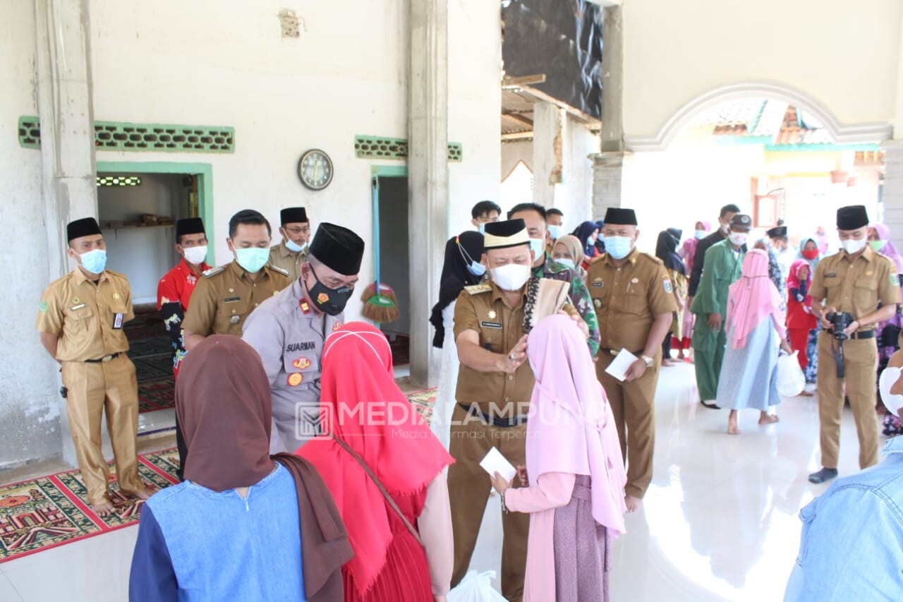 Pemkab Lamtim Salurkan Bantuan Untuk Masjid dan Anak Yatim
