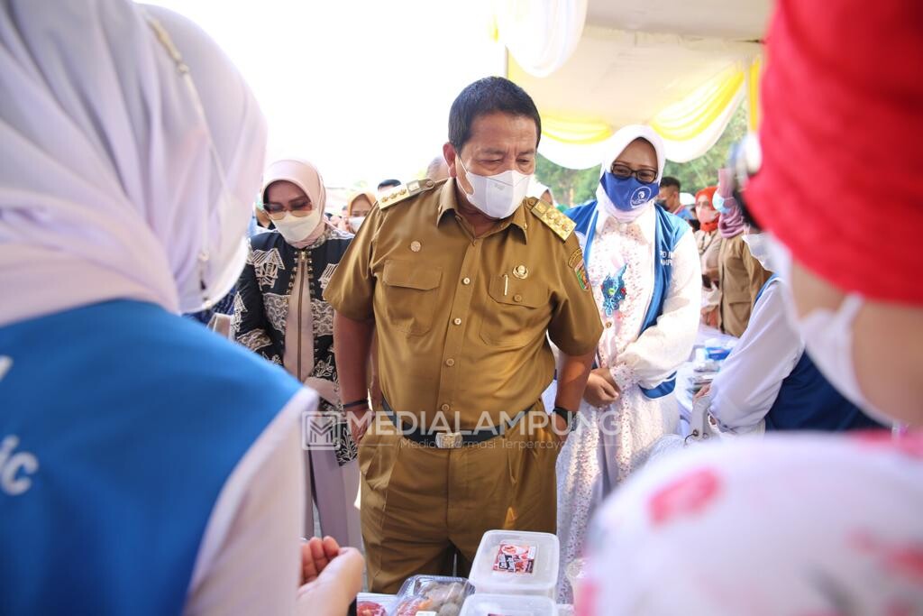 Riana Sari Buka Bazar Takjil Ramadhan di Halaman Kantor Dekranasda Lampung