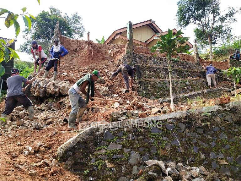 Cuaca Ekstrim Sebabkan Longsor di Pemukiman Warga Pekon Simpangsari