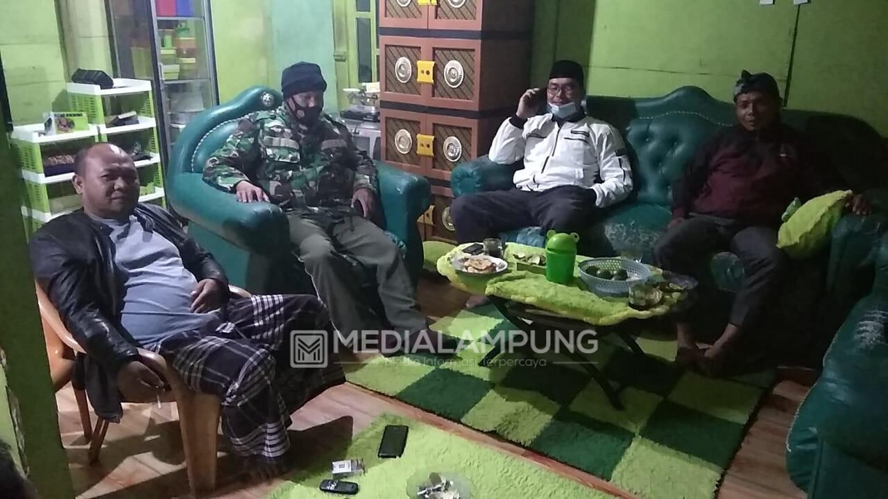 Camat Waytenong Bersama Polsek Sumberjaya Pantau Aktifitas Warung di Seputar Jerambah