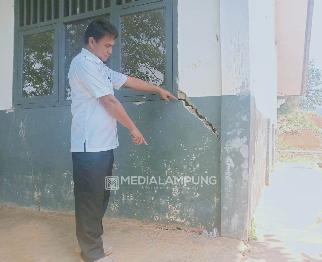 Tanah Bergeser, 9 Gedung SMKN Pagardewa Rusak