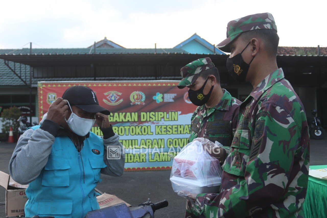 Ramadhan, Personel Kodim 0410 Terus Berbagi Takjil dan Masker Gratis