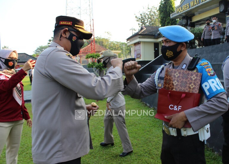 Momen Hari Kartini, Polres Waykanan Beri Penghargaan Kepada 21 Anggotanya
