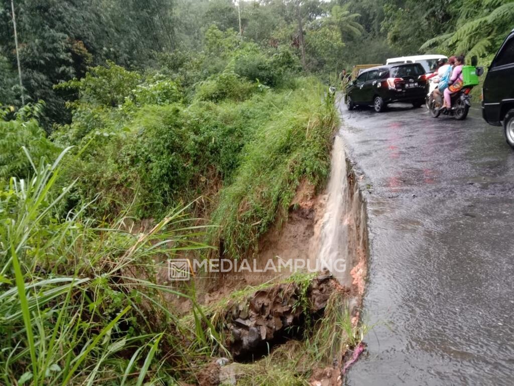 Longsor, Jalur Liwa-Ranau Terancam Putus