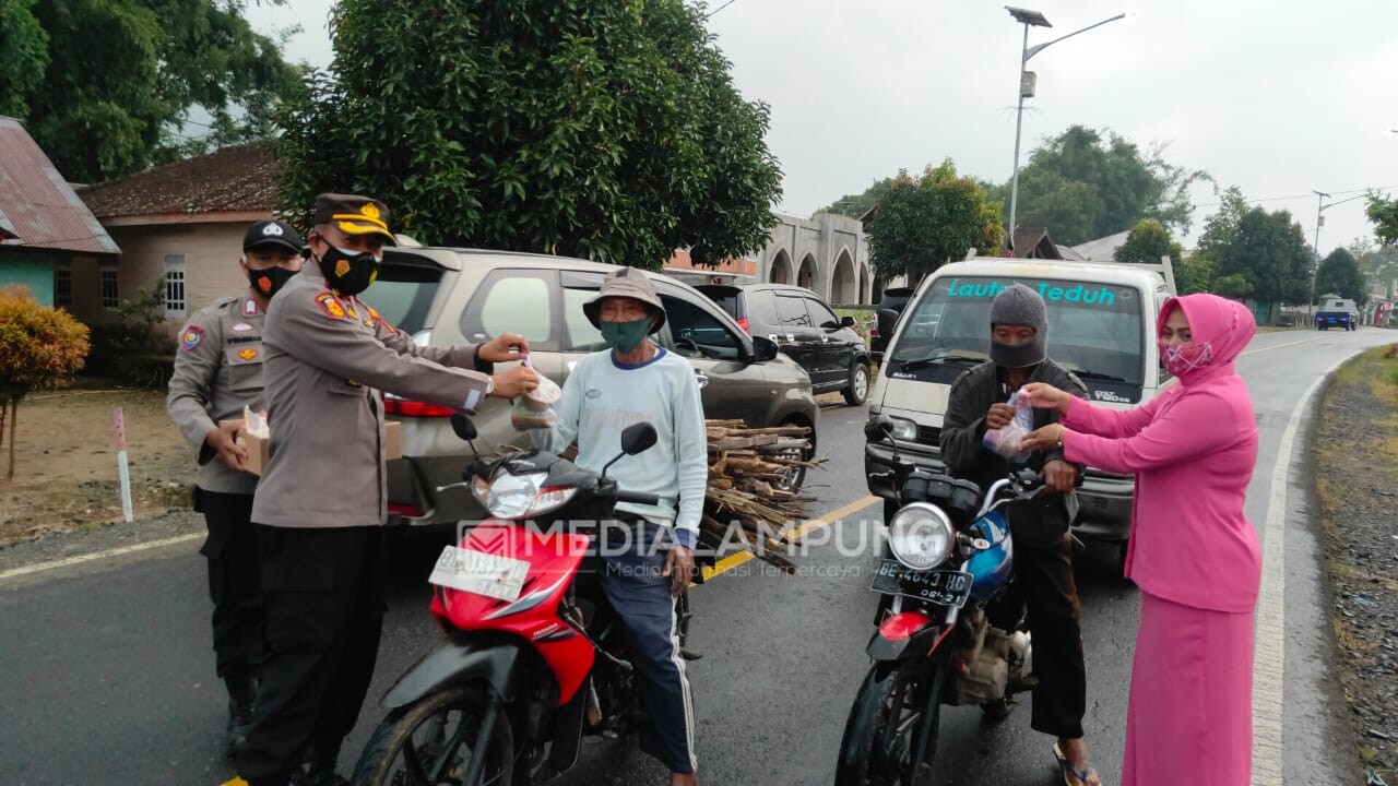 Hari ke-8 Ramadhan, Polsek Sekincau Berbagi Takjil