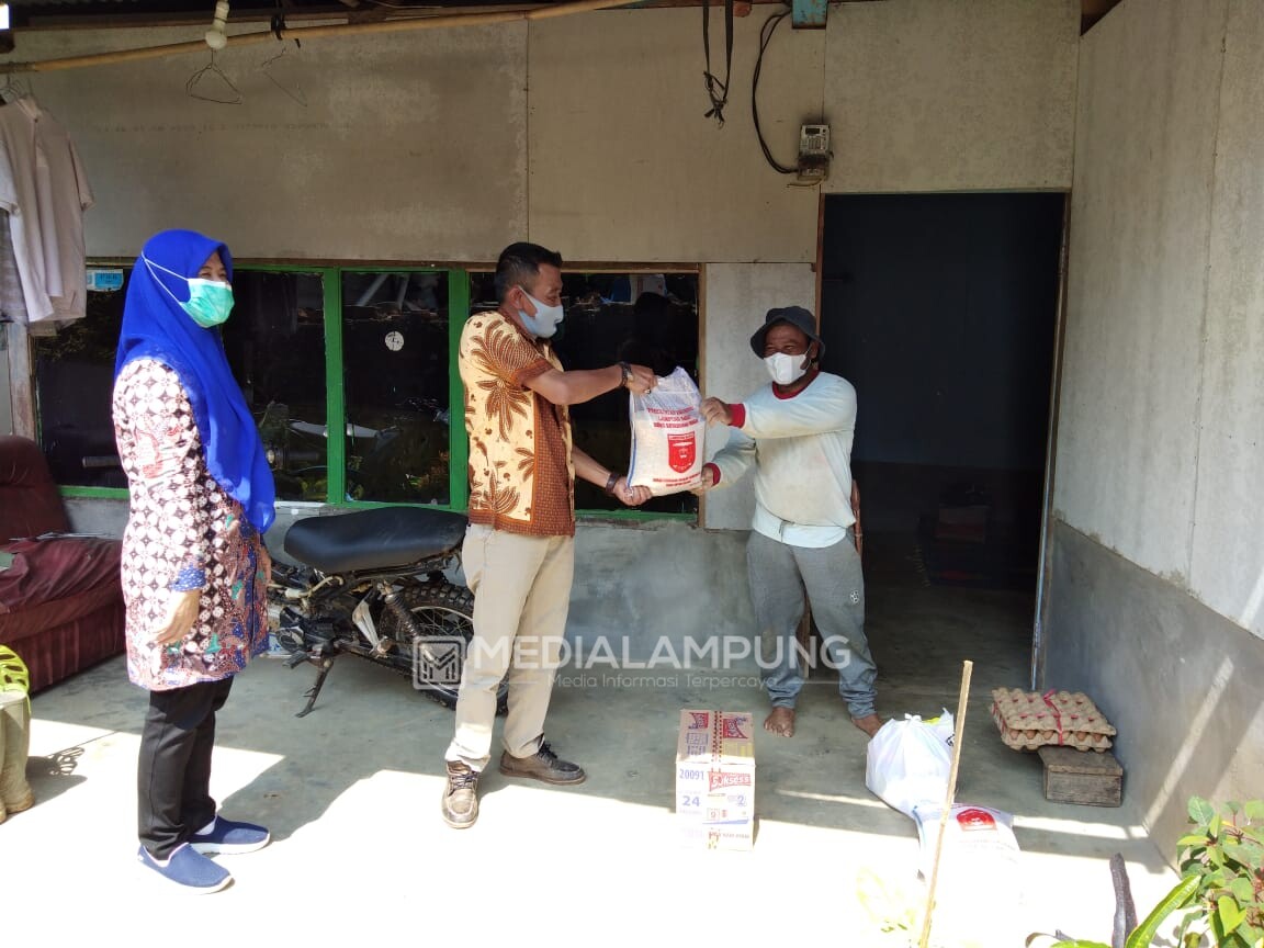 12 Warga Giham yang Isolasi Mandiri Dapat Bantuan Sembako dari Bupati