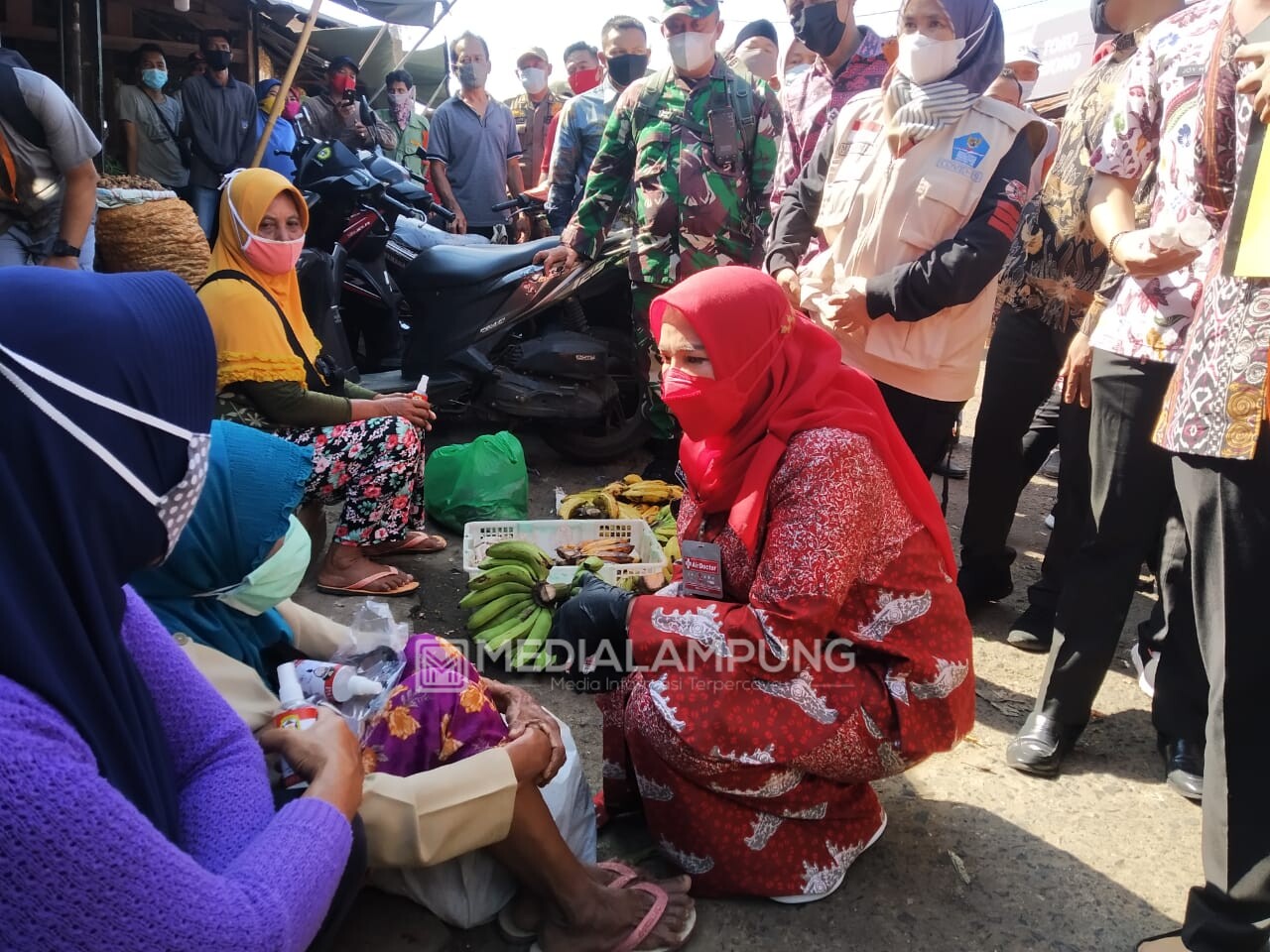 Walikota Bandarlampung Bagikan Ratusan Hand Sanitizer di Pasar Pasir Gintung