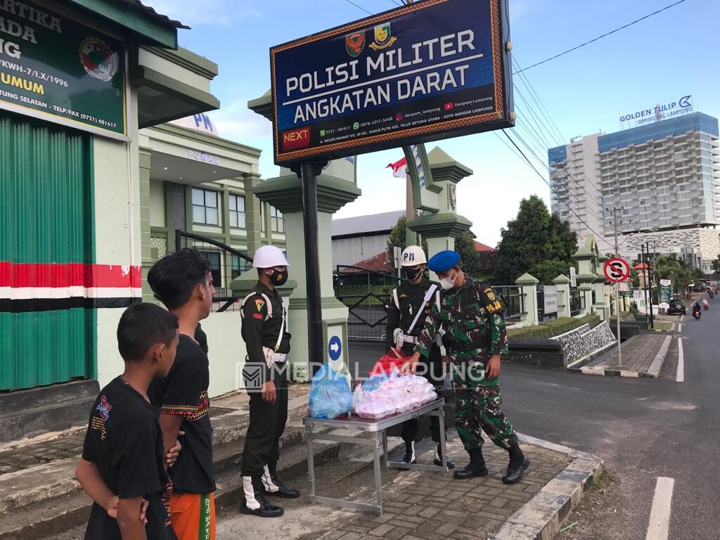 Denpom II/3 Lampung Berbagi Takjil