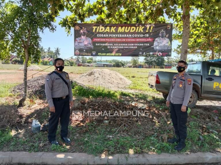 Kapolsek Negara Batin Pasang Banner Larangan Mudik
