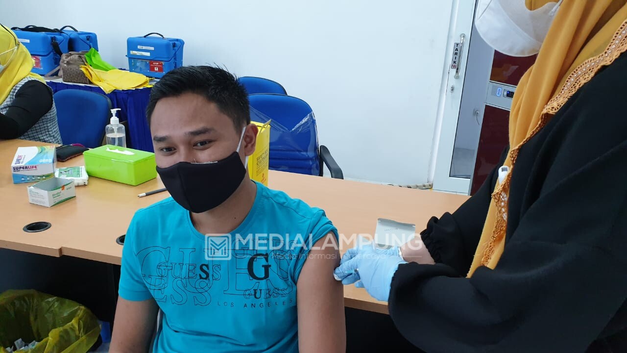 Dinkes Pastikan Pegawai PLN se-Lampung Divaksin
