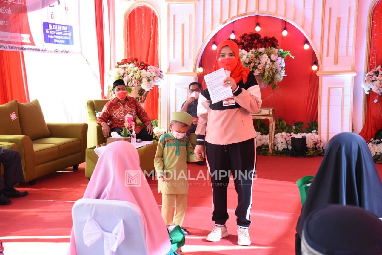 Bersama Bank Syariah, Bunda Eva Serahkan 200 Paket Bantuan