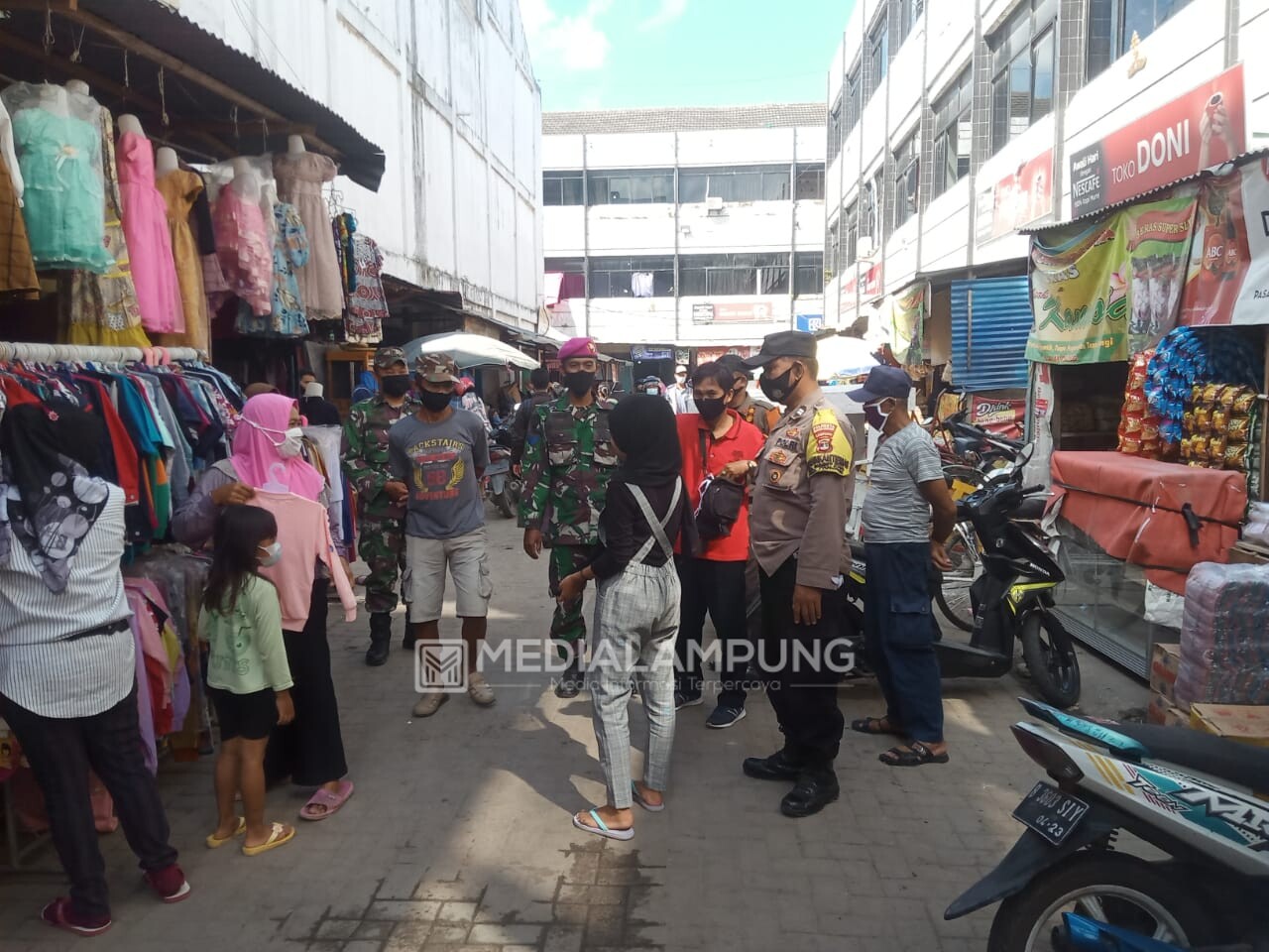 Babinsa Imbau Patuhi Prokes di Pasar Panjang