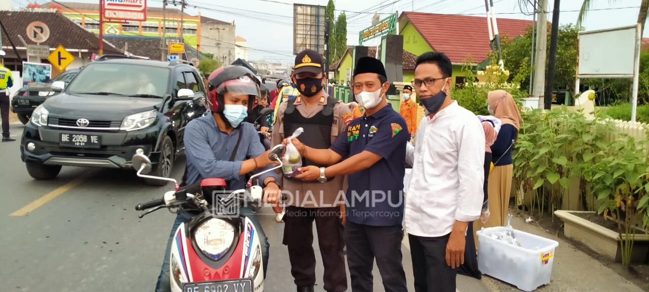 RAPI Pringsewu Turun ke Jalan Bagikan Takjil