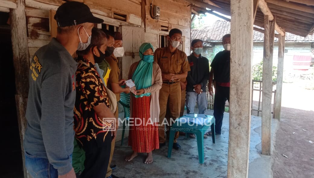 Kampung Way Tuba Salurkan BLT-DD ke 102 KPM