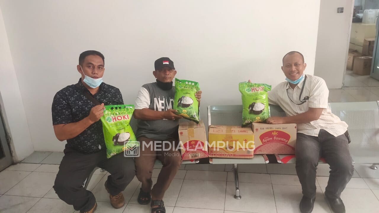 Simpur Center Berikan Bantuan Sembako untuk Keluarga yang Terpapar Covid-19