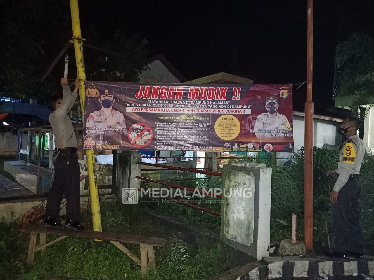 Dukung Kebijakan Pemerintah, Polsek Blambangan Umpu Pasang Spanduk Larangan Mudik